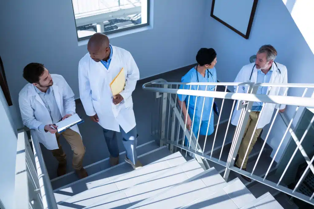 Médecins dans les escaliers qui discutent pour représenter l'appel malade intelligent
