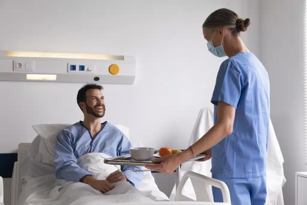 Image d'une soigante avec un patient qui mène un plateau repas pour représenter l'appel malade intelligent