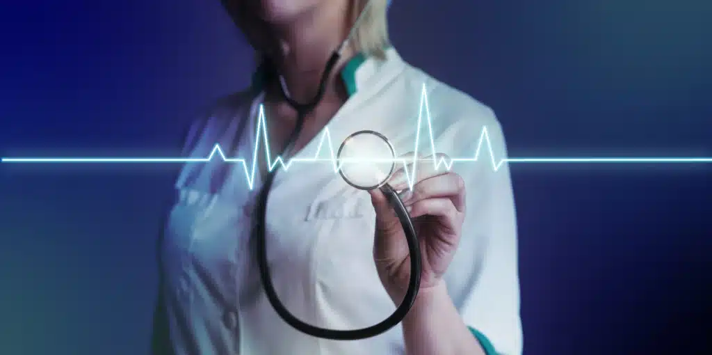 vue laterale d'un medecin tenant stethoscope pour représenter l'appel malade intelligent