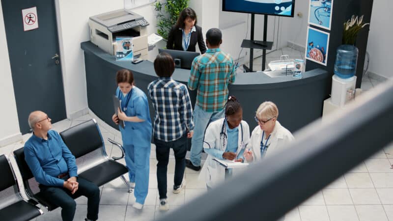 Borne d’admission en établissement de santé : une solution stratégique pour optimiser l’accueil des patients